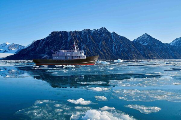 Schiff Balto unterwegs vor der Küste Grönlands. ©Polar Quest