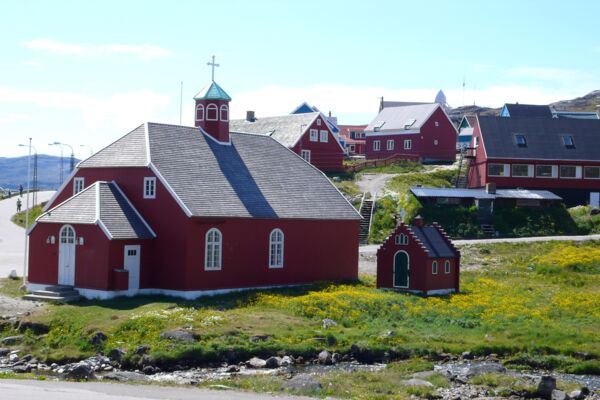 Diese rote Kirche steht in der südgrönlandischen Stadt Qaqortoq.