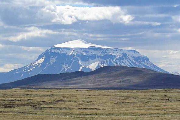 Island Urlaub: Bei guter Sicht hat man vom Fjallakaffi in Mödrudalur einen traumhaften Blick auf den Tafelvulkan Herdubreid im Hochland