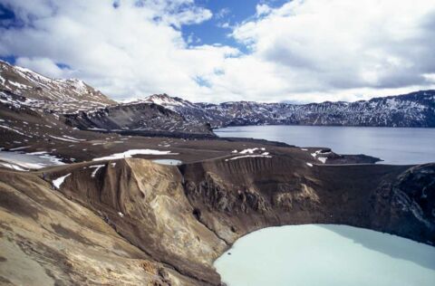 Island Reisen individuell: Explosionskrater Viti und der Öskuvatn in der Vulkancaldera Askja im isländischen Hochland