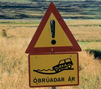 Ins isländische Hochland darf man nur mit geeigneten Fahrzeugen mit Vierradantrieb fahren.