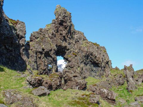 Durchblick auf den vergletscherten Vulkan Snaefellsjökull
